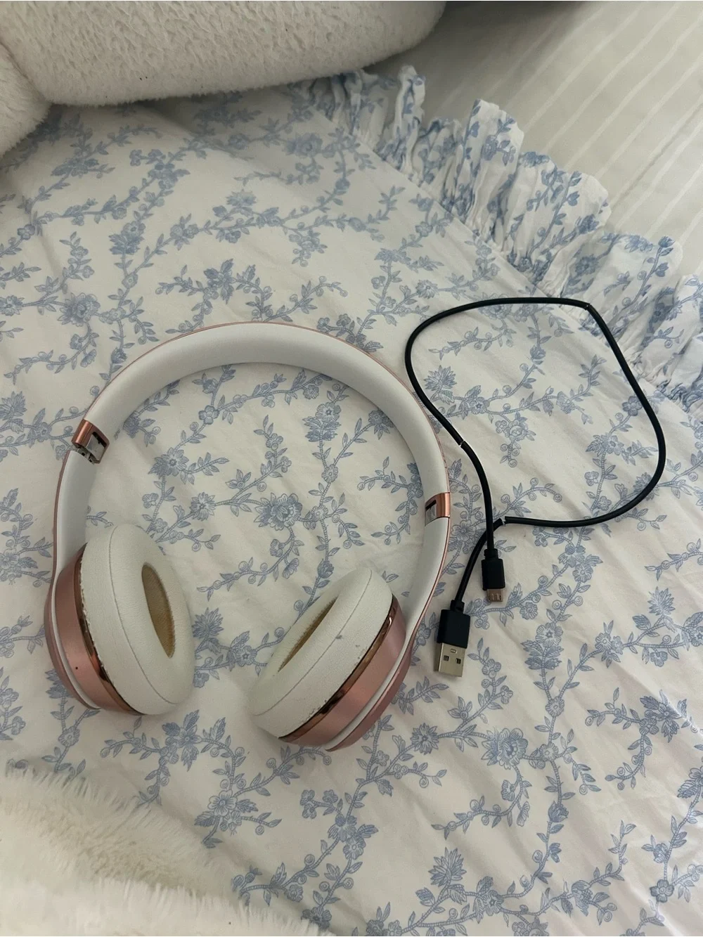 Wireless Solo 3 Beats by Dre Over-Ear Headphones - Rose Gold and White - Picture 11 of 13